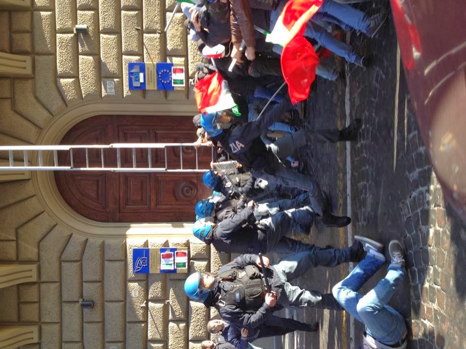 9 dicembre, blitz pacifico alla sede Ue di Roma per mettere Tricolore, fermato Simone Di Stefano