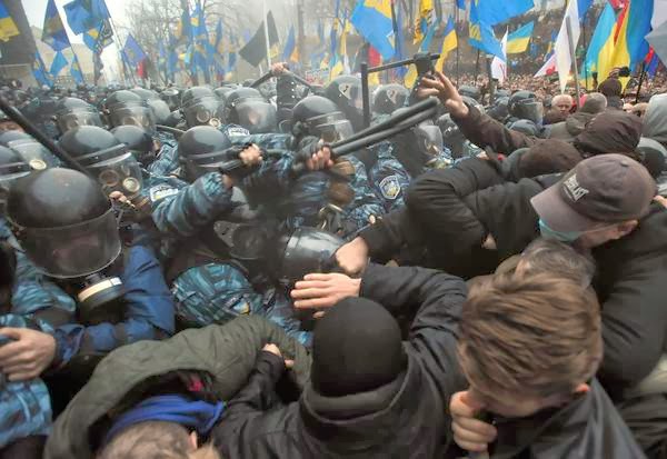 Ucraina, CasaPound: sovranità riconquistata con sforzo eroico, ora attenti a sirene Ue e Nato