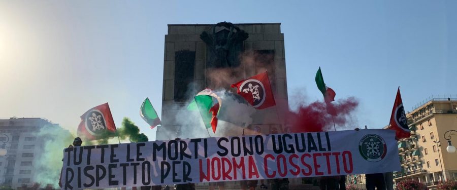 “Tutte le morti sono uguali. Rispetto per Norma Cossetto”: protesta di CasaPound sotto il Comune di La Spezia