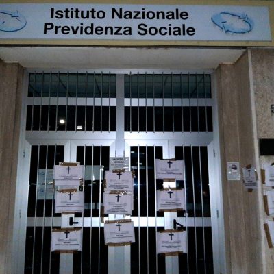 Morti aspettando la cassa integrazione – necrologi shock di CasaPound davanti alle sedi INPS