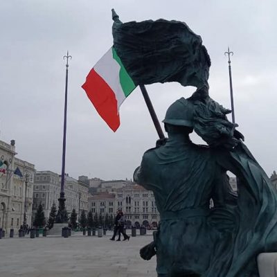3 novembre, CasaPound Italia issa tricolore sul bersagliere di Piazza Unità a Trieste