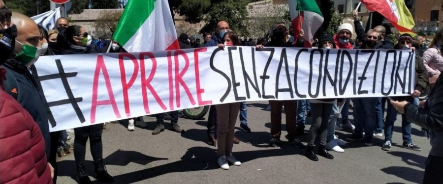 Militanti di CasaPound scendono in piazza a Palermo insieme ai lavoratori in protesta contro il Governo