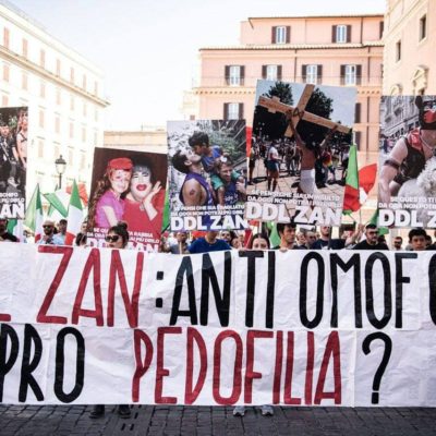 Ddl Zan, CasaPound manifesta in piazza San Silvestro: “non deve passare, potrebbe contribuire a sdoganare pedofilia”