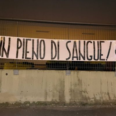 Caro benzina, blitz di CasaPound in tutta Italia: sacche di sangue e distributori sigillati, “così uccidete la nazione”