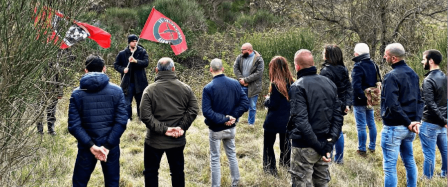 Il Selvaggio e CPI Siena: mazzo di fiori per ricordare i 5 militi della RSI infoibati nelle campagne di Radicofani